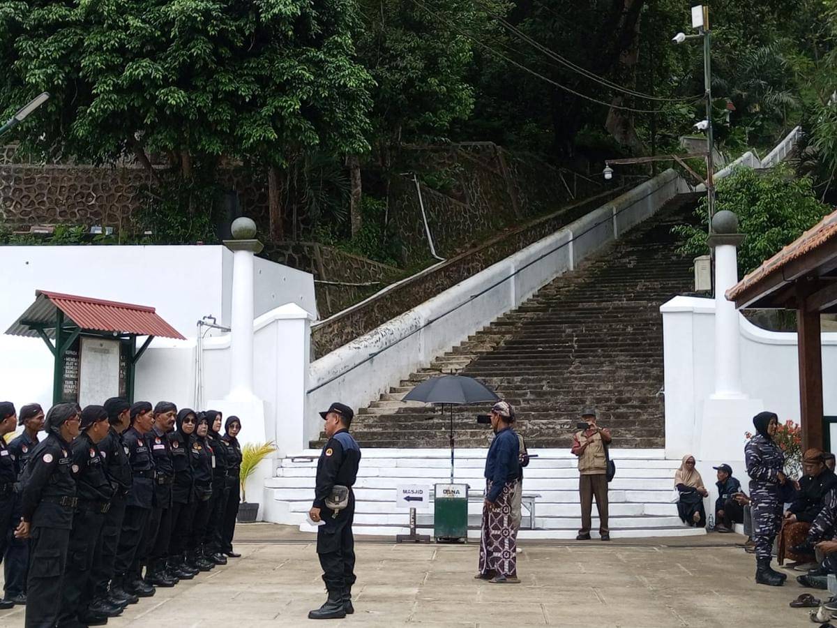 Jelang pemakaman Sinuhun Paku Buwono XIII di Kompleks Makam Raja-Raja Mataram di Imogiri, Bantul.