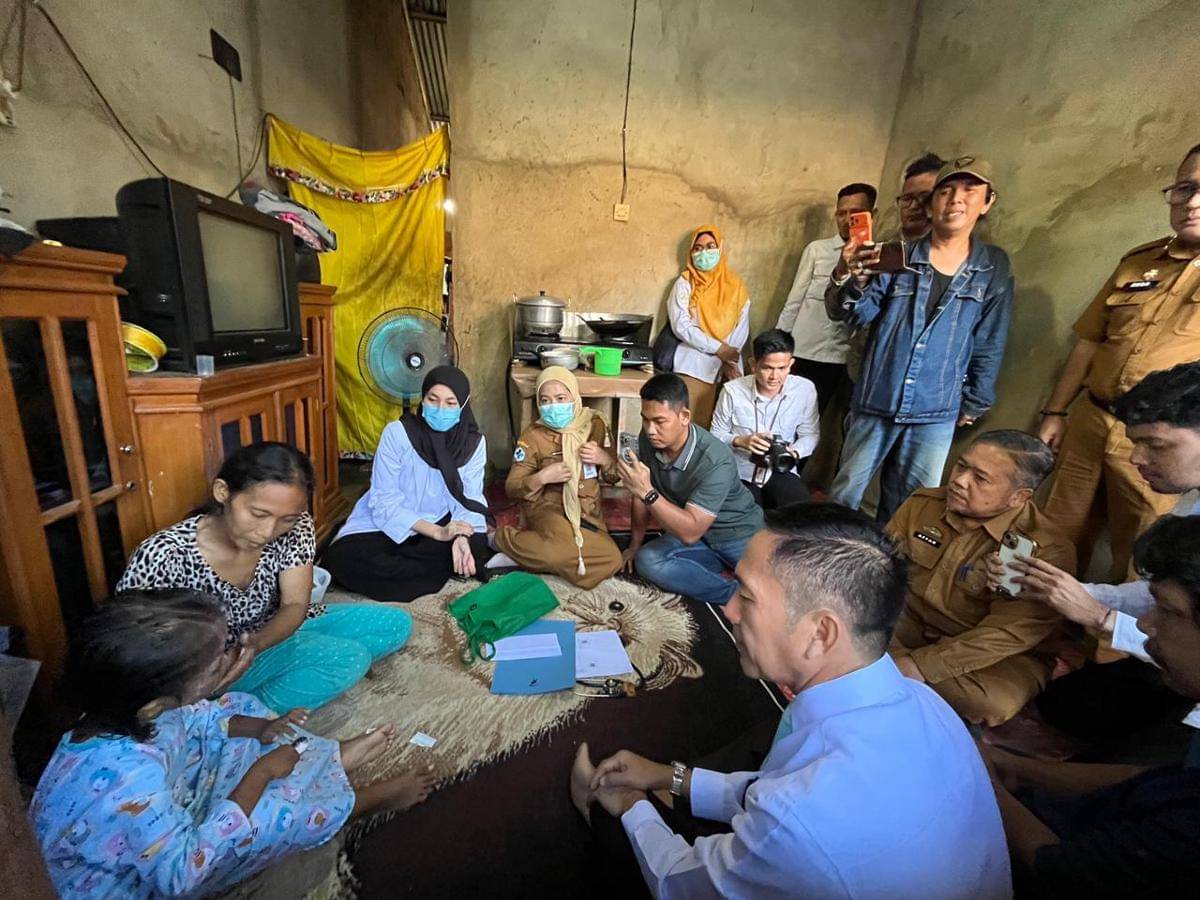 Wali Kota Palembang Ratu Dewa saat mengunjungi kediaman siswi SD inisial F (Dok. Kominfo Palembang)