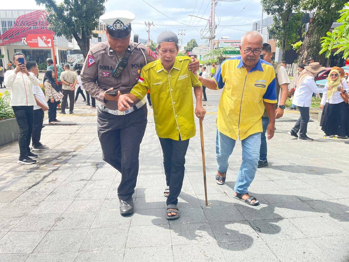 Simulasi seorang personel Polisi membantu seorang warga untuk melakukan evakuasi.