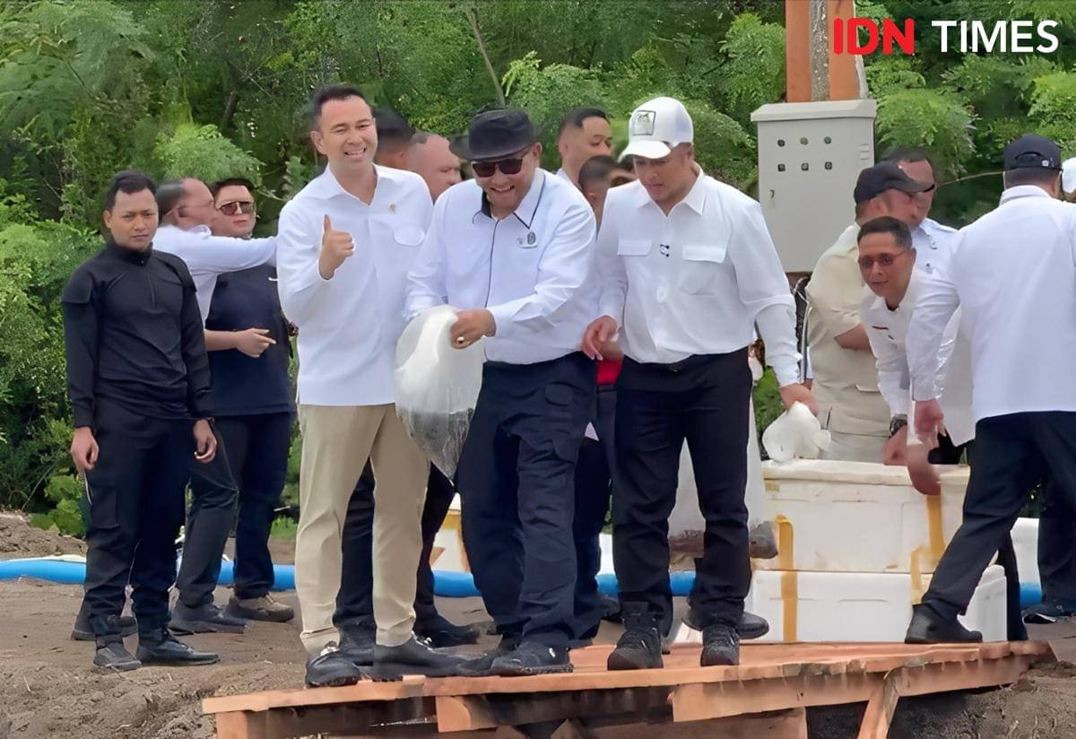 Utusan khusus presiden bidang kepemudaan dan seni budaya, Raffi Ahmad (acungkan jempol) nampak gembira saat ikut bersama rombongan menteri kunjungi Nusakambangan, Rabu (5/11/2025).(IDN Times/Cokie Sutrisno)