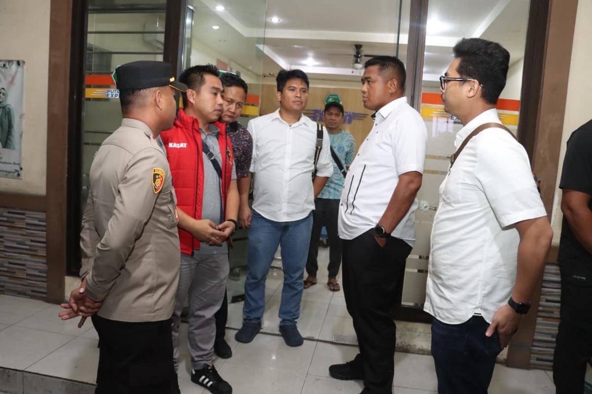 Polisi melakukan olah TKP di lokasi penembakan Kantor PT KJU di Tangerang