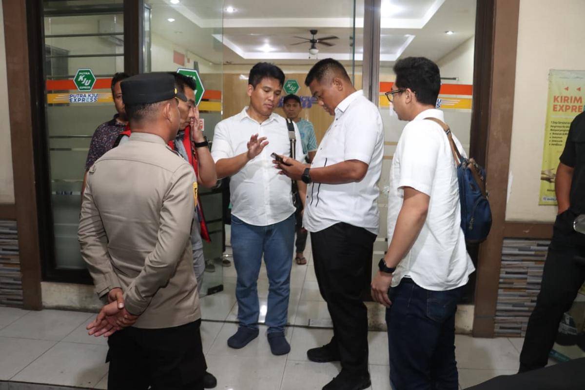 Polisi melakukan olah TKP di lokasi penembakan Kantor PT KJU di Tangerang