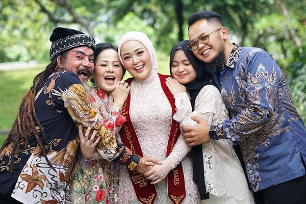 Cecillia Gina, Anak Limbad Wisuda S2 (instagram.com/limbadindonesia)