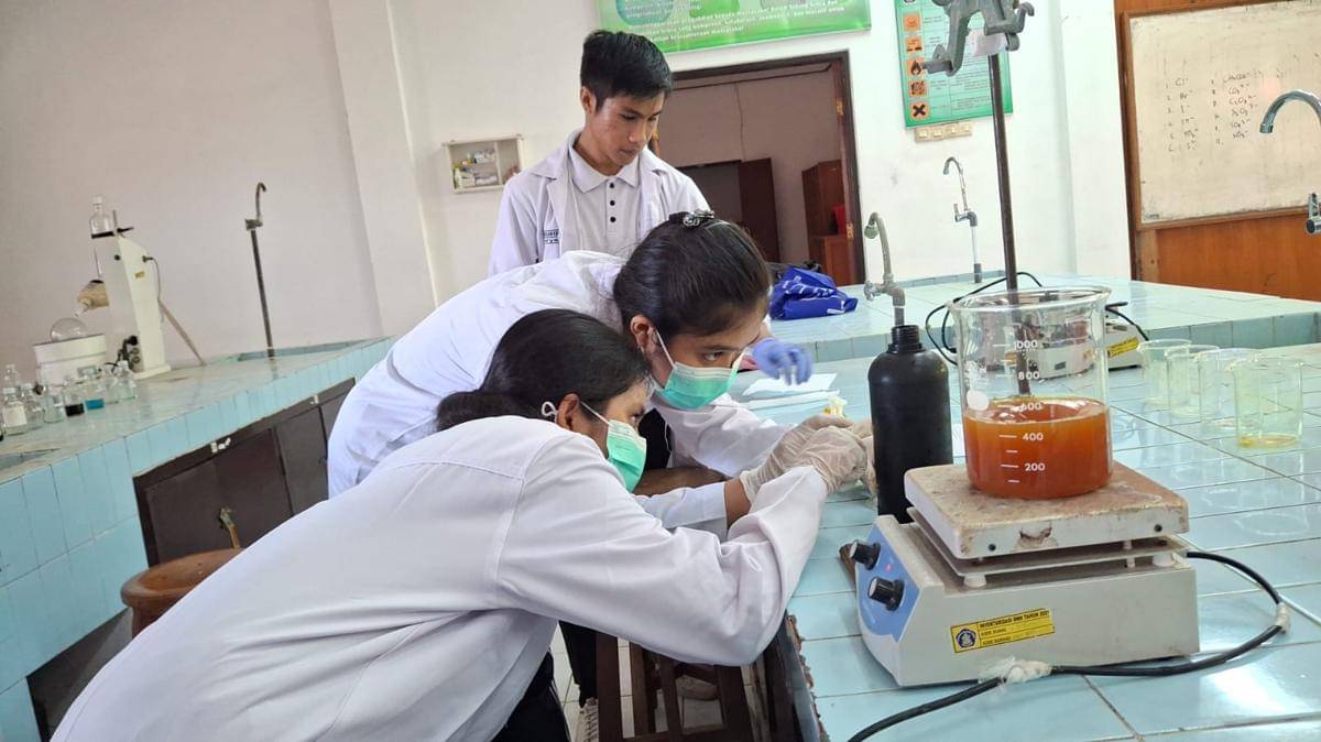 Dua Siswa Smadara Riset Daun Kelor Untuk Netralkan Timbal Air Laut