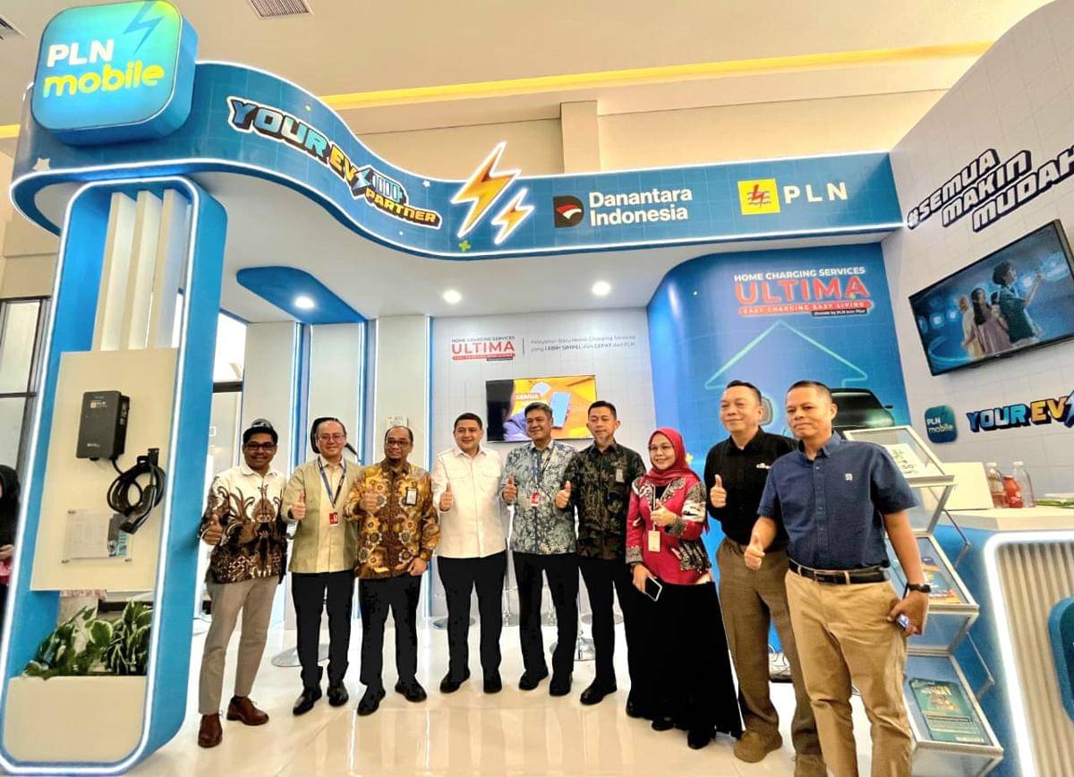 PLN UID Sulselrabar menghadirkan layanan pengisian daya kendaraan listrik di rumah, pada pameran otomotif GIIAS 2025 Makassar. (Dok. Istimewa)