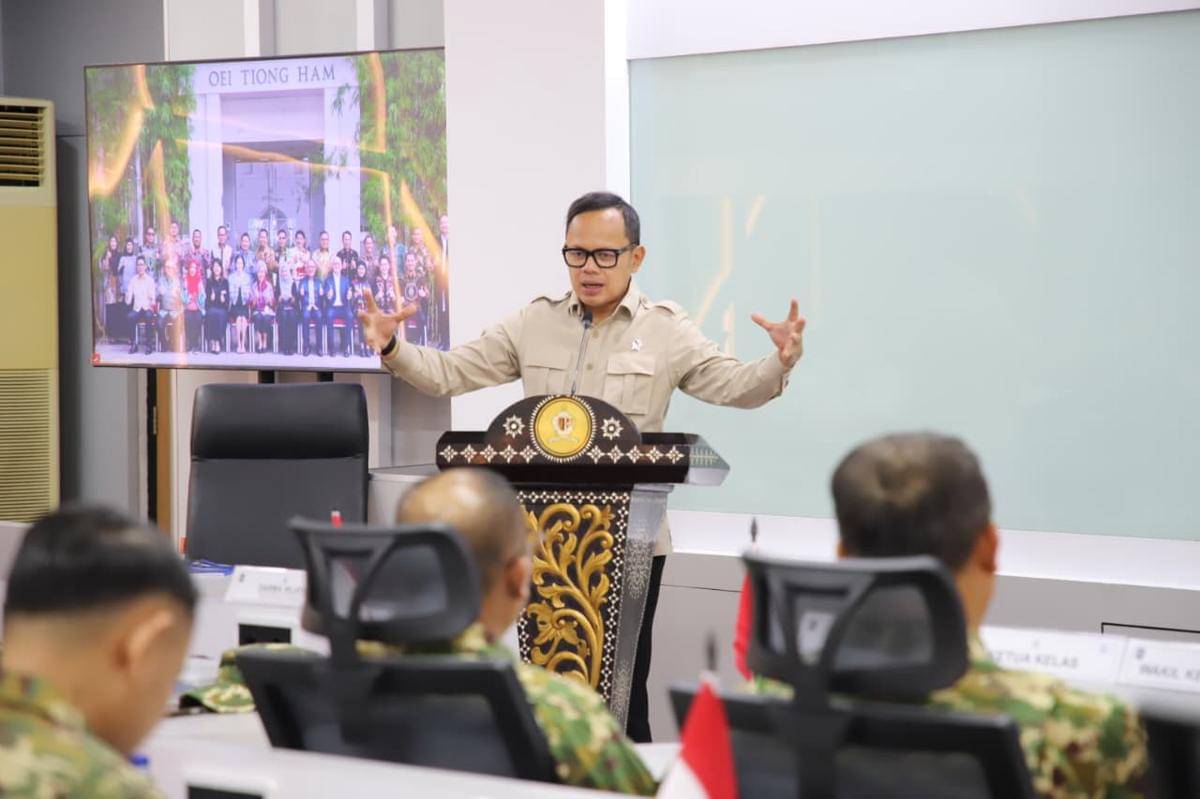 Wakil Menteri Dalam Negeri (Wamendagri) Bima Arya sedang memberikan arahaan kepada Kepala Daerah di acara Kursus Pemantapan Pimpinan Daerah (KPPD) (Puspen Kemendagri)