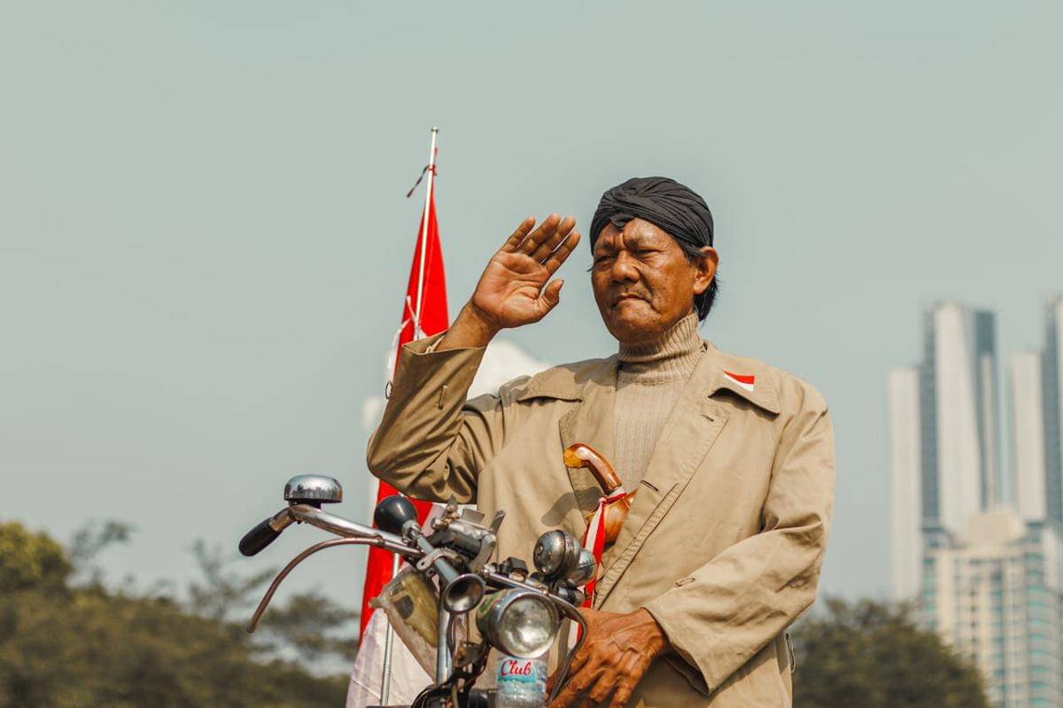 ilustrasi seorang veteran yang memperingati Hari Pahlawan