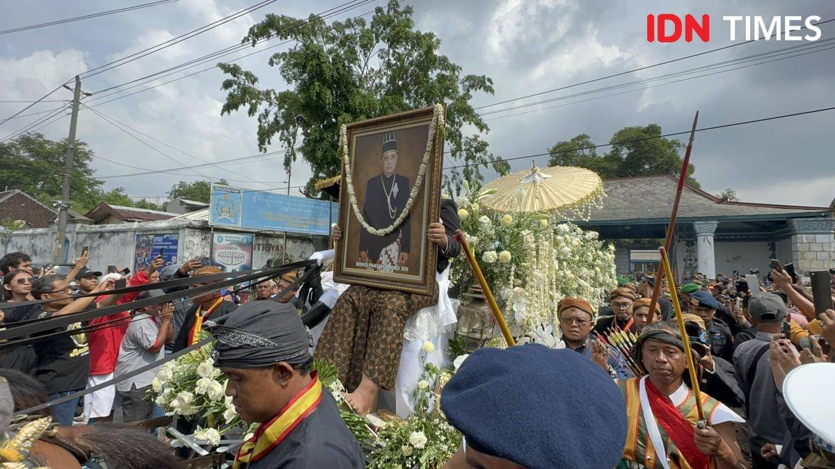 Kereta jenazah Sinuhun PB XIII yang diberangkatkan dari Magangangan, kompleks Keraton Kasunanan Surakarta. (IDN Times/Larasati Rey)