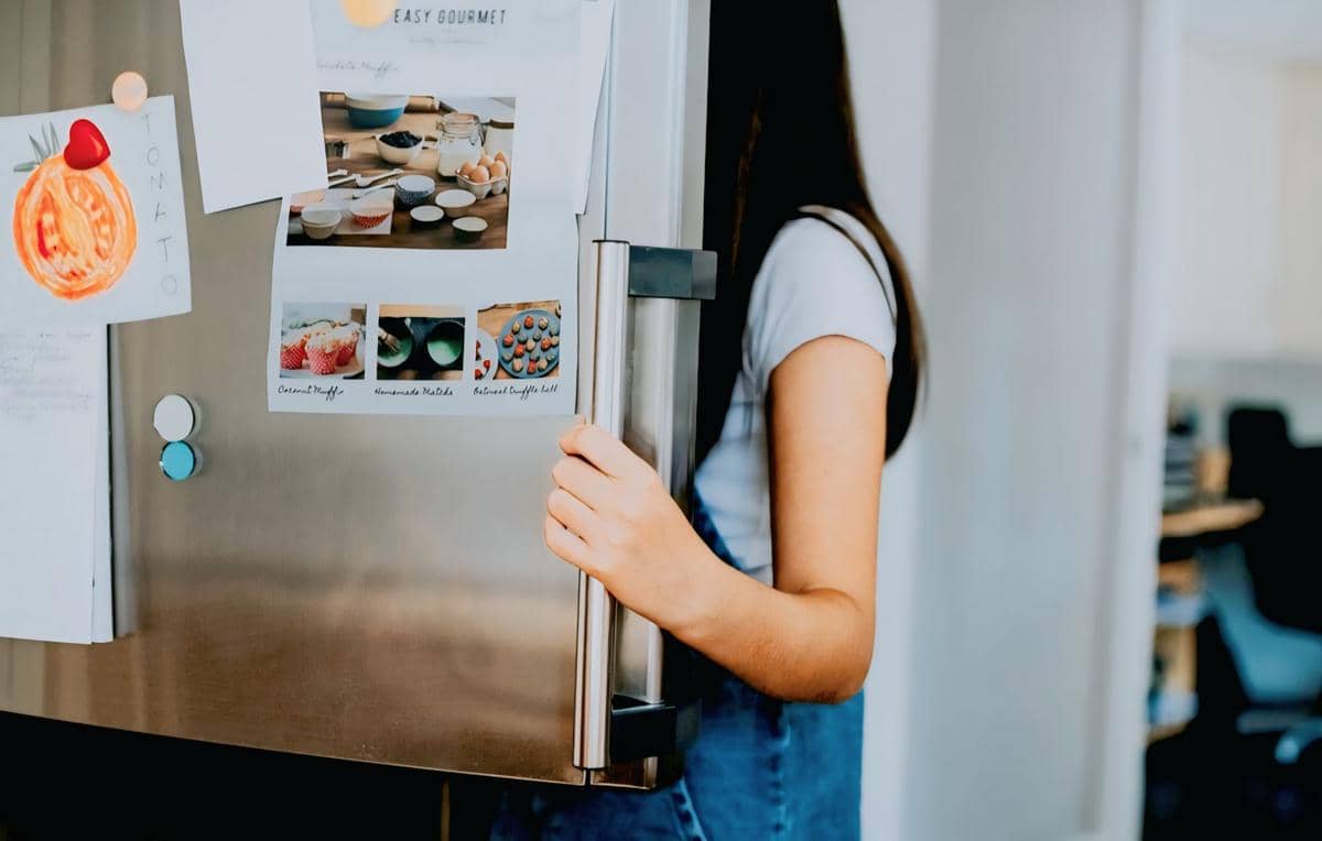 ilustrasi buka kulkas (freepik.com/rawpixel.com)