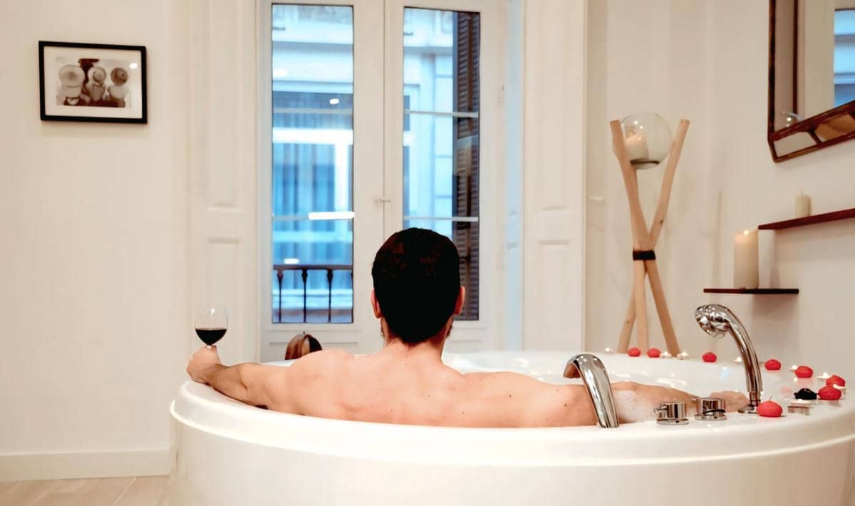 ilustrasi berendam di bathtub (freepik.com/freepik)