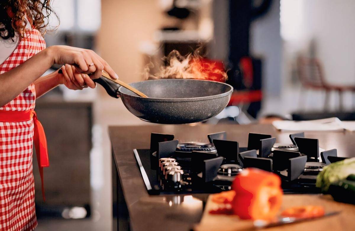 ilustrasi menggoreng cumi