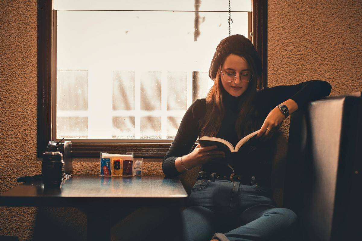 ilustrasi membaca buku