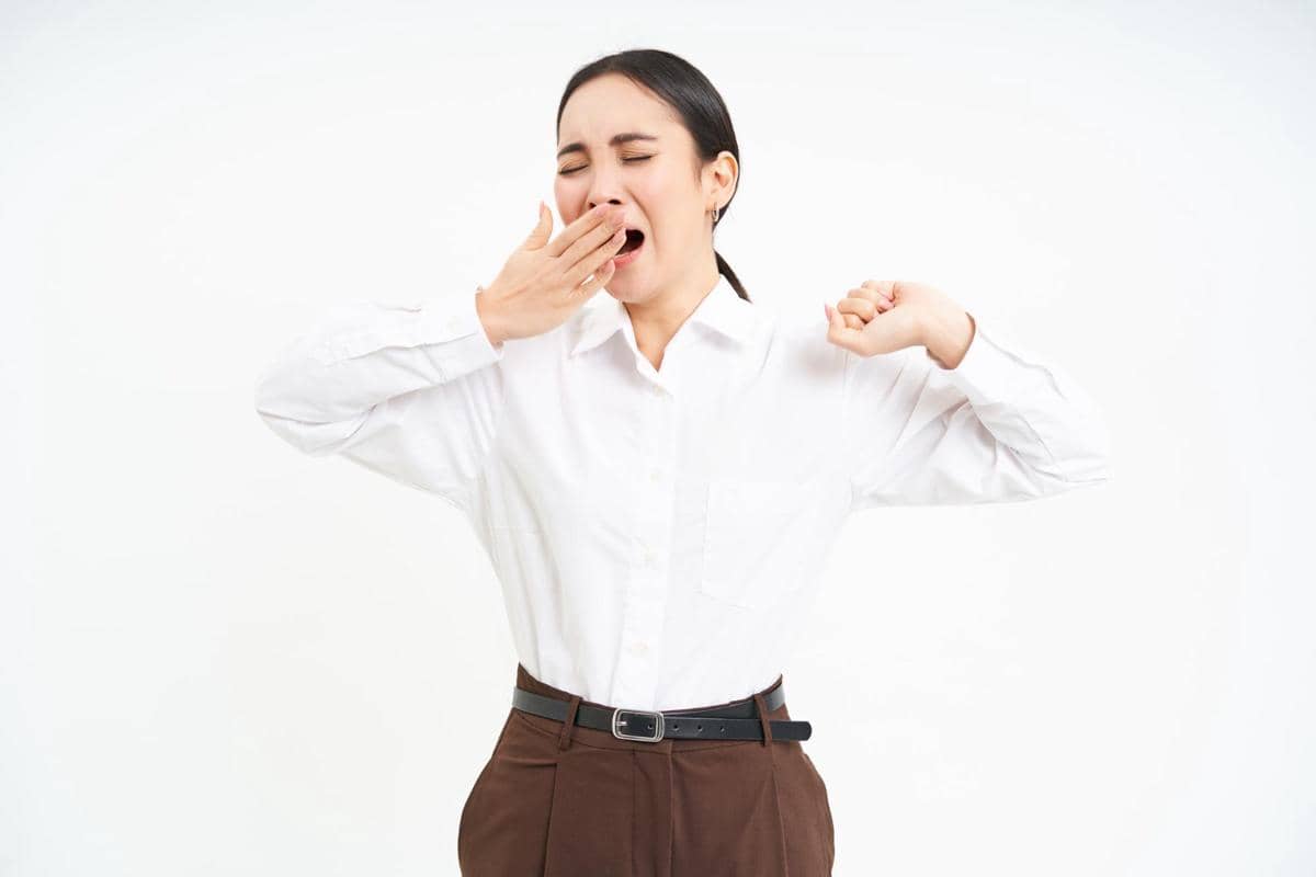 Seorang pekerja menguap.