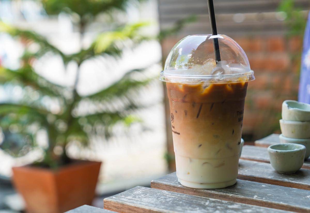 ilustrasi iced spanish latte pandan 