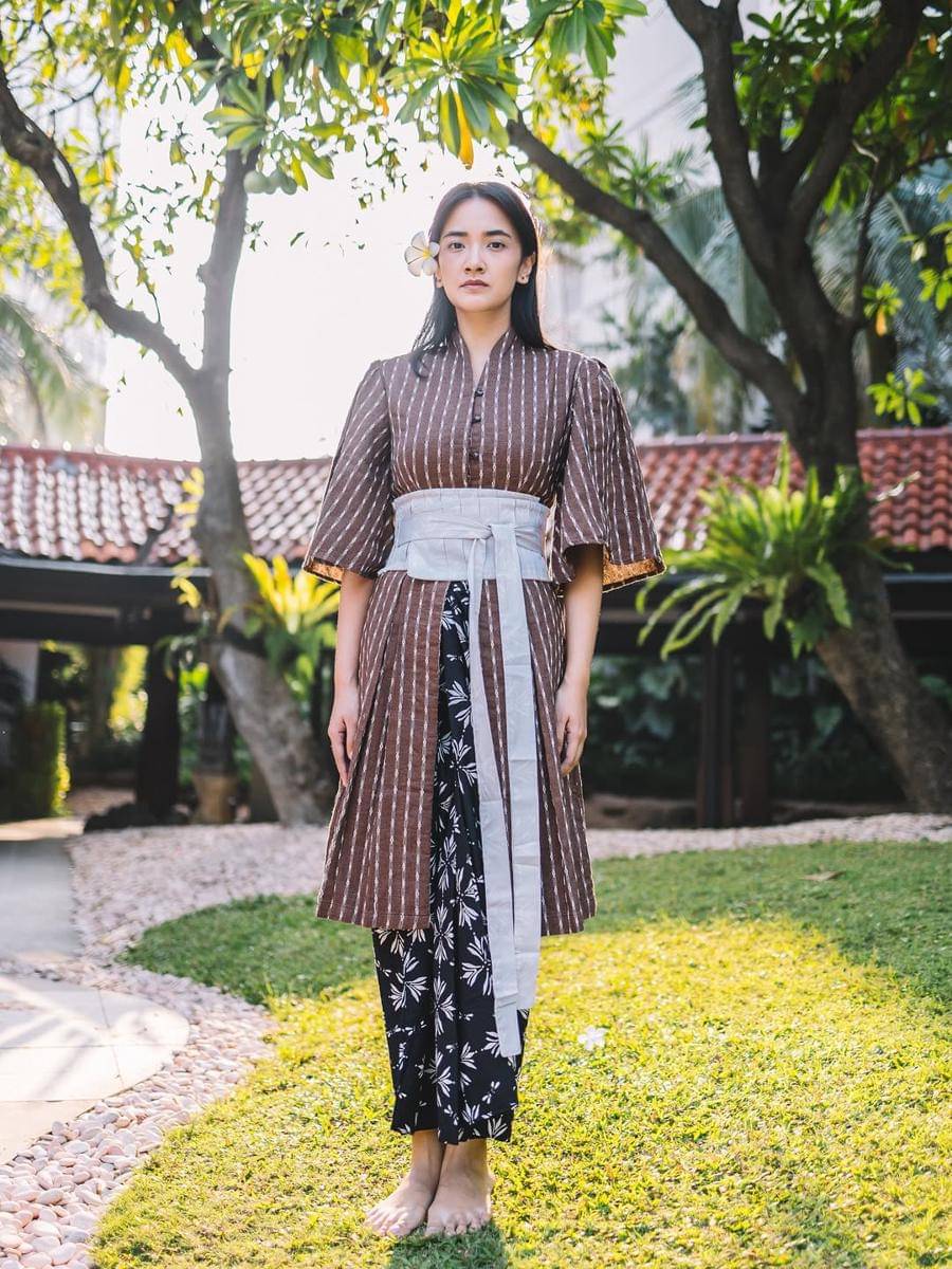 inspirasi mix and match rok ala Nadya Arina