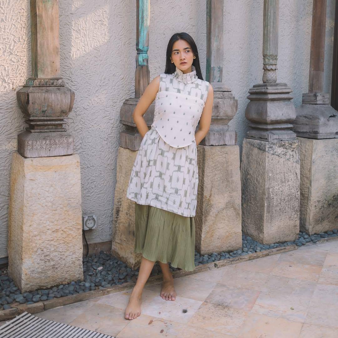 inspirasi mix and match rok ala Nadya Arina