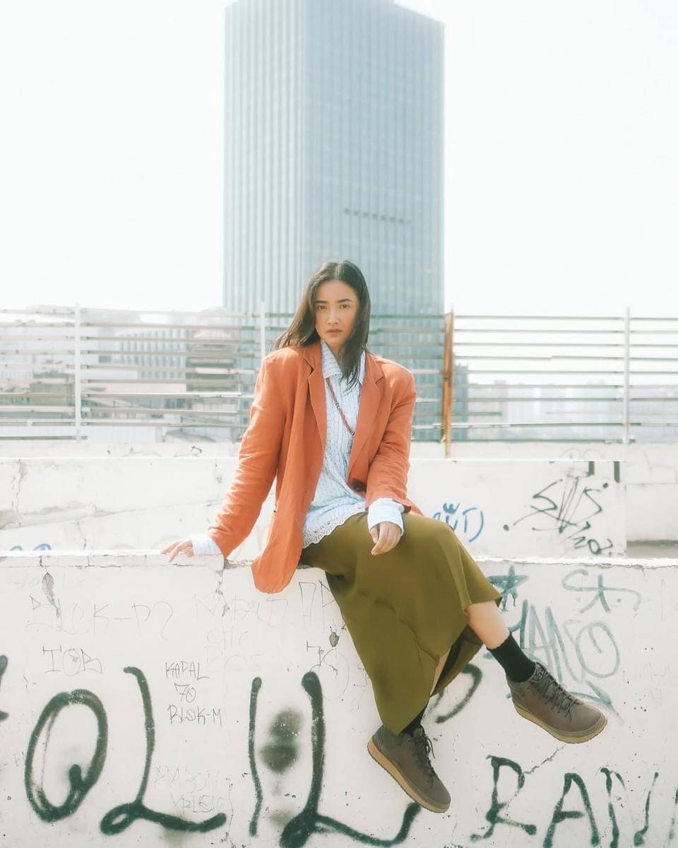 inspirasi mix and match rok ala Nadya Arina