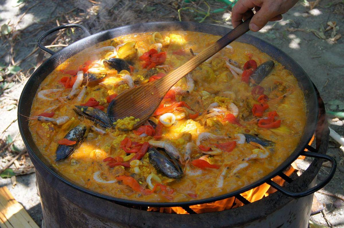 ilustrasi memasak paella 