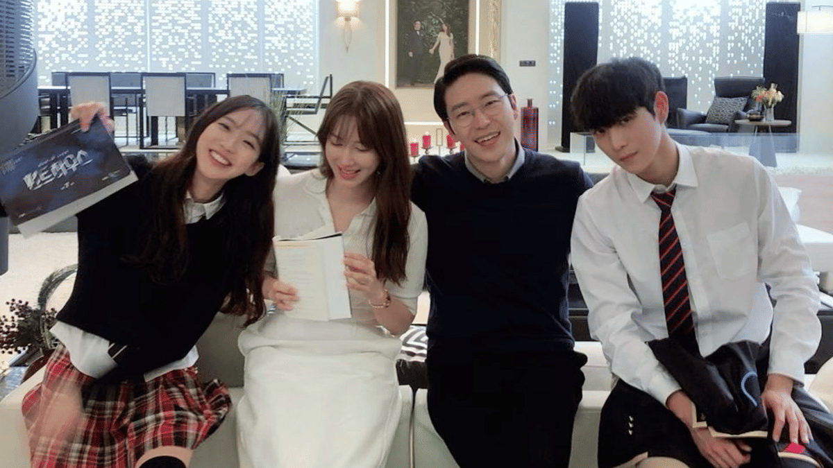 Unggahan Instagram e.jiah terkait drama Korea The Penthouse: War in Life dalam materi promosi bernuansa gelap.