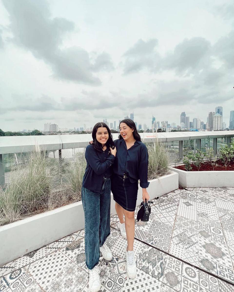 Gaya Kasual ala Nessie Judge