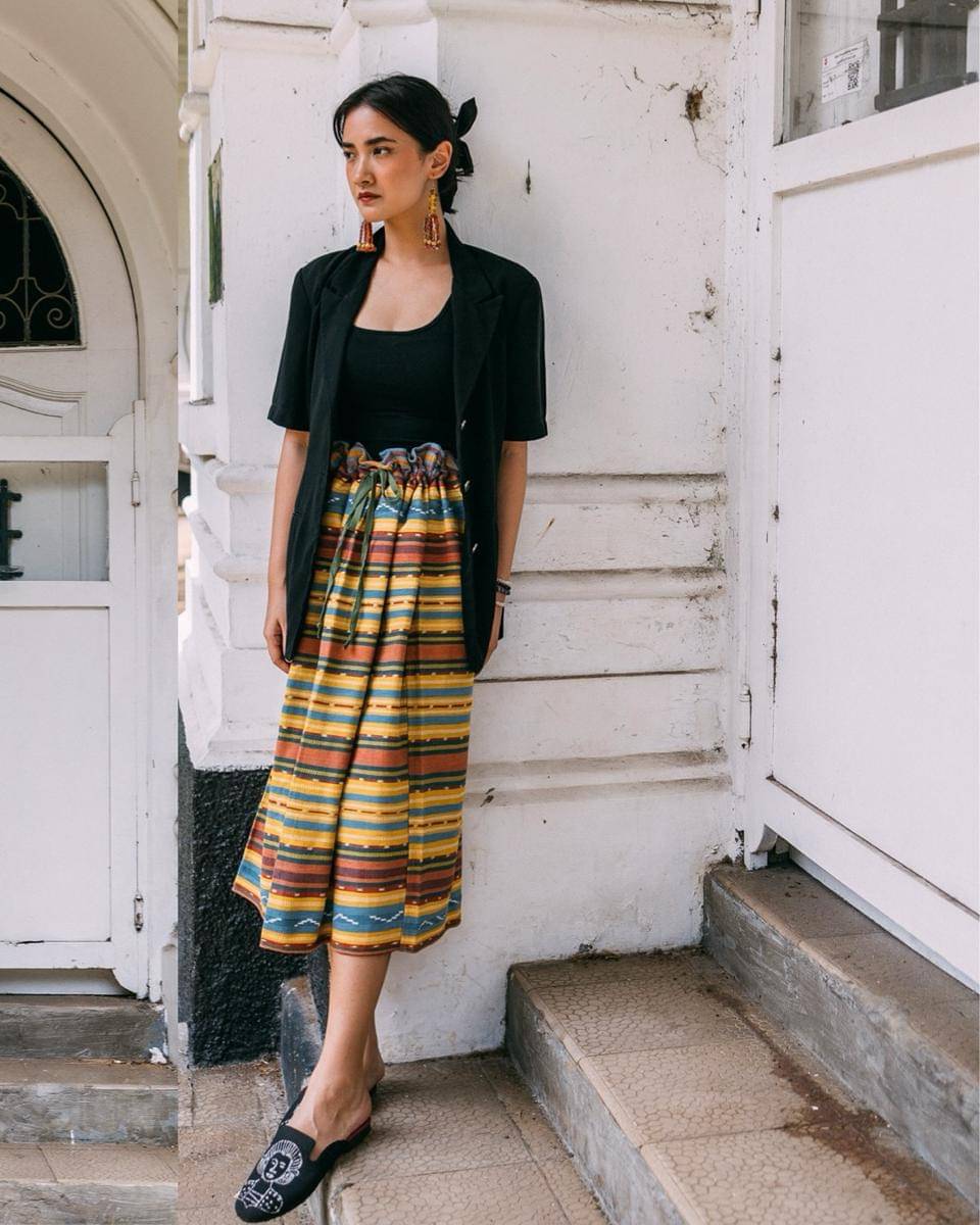 inspirasi mix and match rok ala Nadya Arina