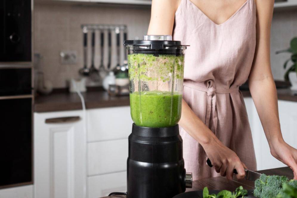 Ilustrasi menghaluskan daun katuk