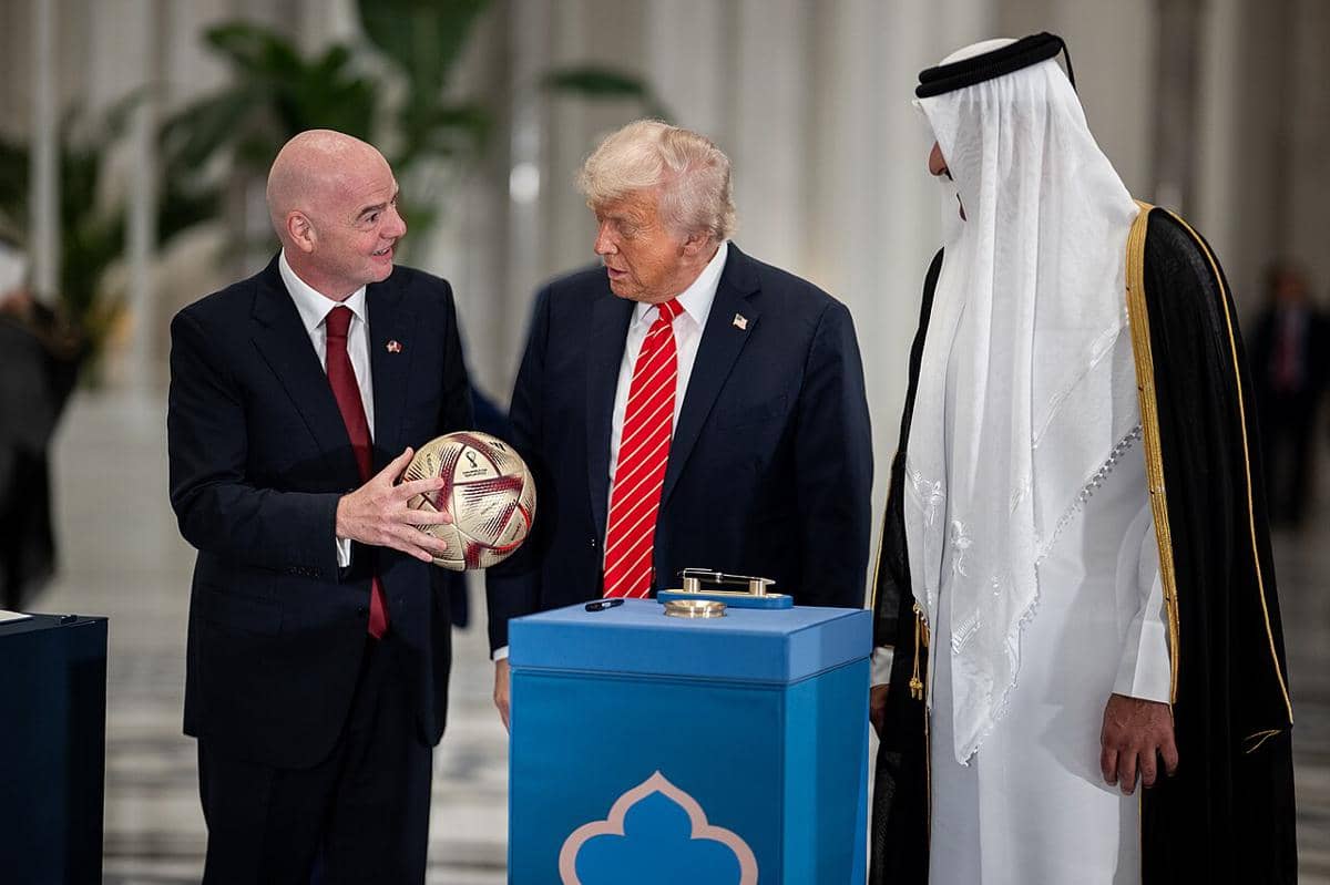 Presiden AS Donald Trump bersama Emir Qatar Sheikh Tamim bin Hamad Al Thani dan Presiden FIFA Gianni Infantino turut serta dalam seremoni penandatanganan seusai jamuan resmi kenegaraan di Istana Lusail, Doha, pada Rabu (14/5/2025).