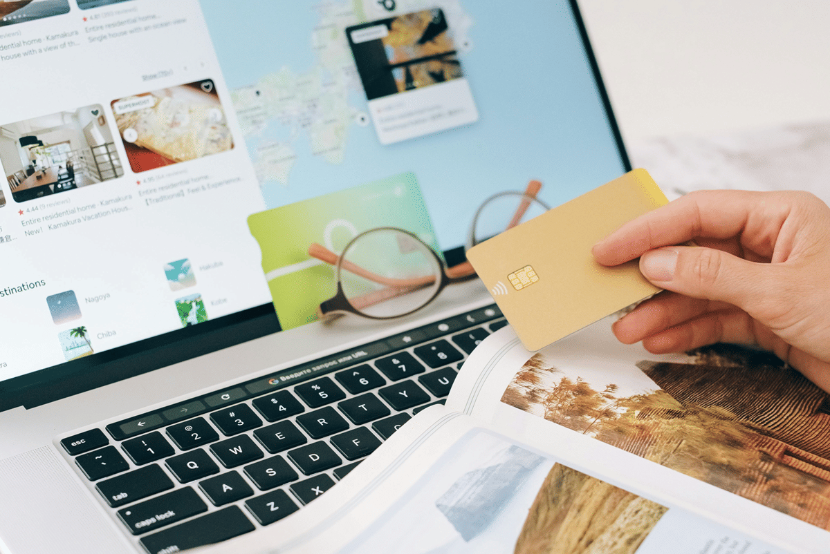 ilustrasi booking hotel online 