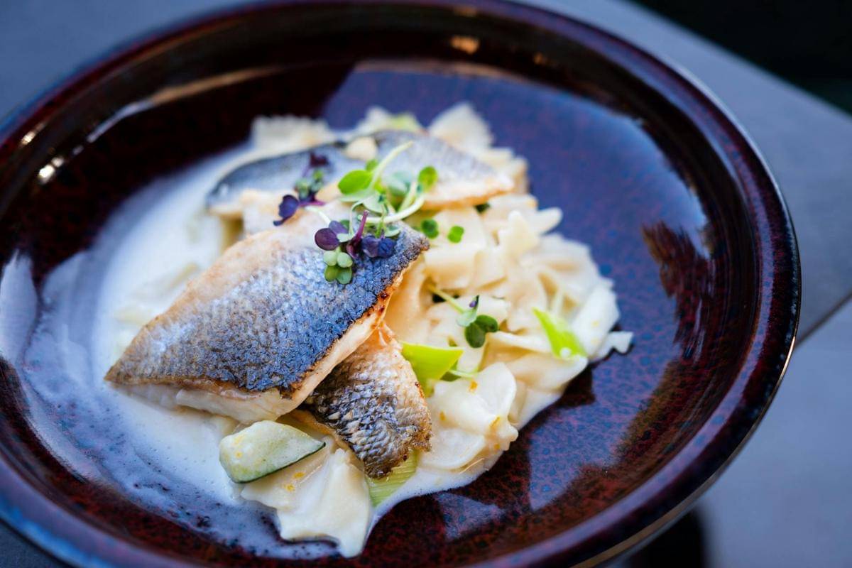 ilustrasi olahan pasta dan ikan 