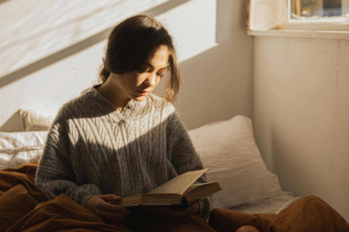 ilustrasi membaca buku di pagi hari