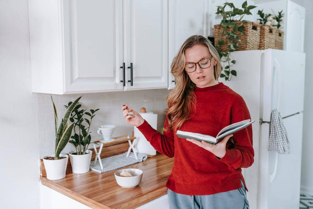 ilustrasi membaca buku saat istirahat makan siang