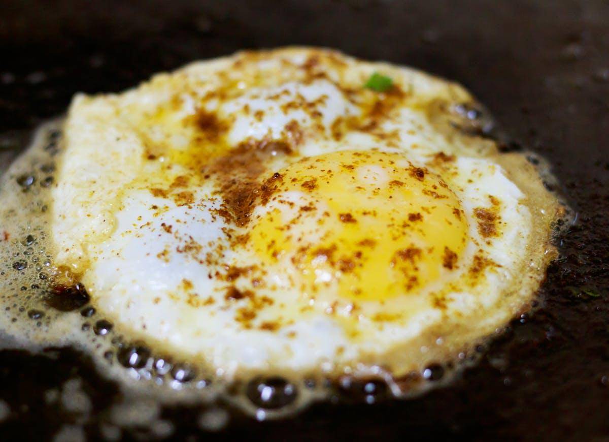 ilustrasi telur setengah matang