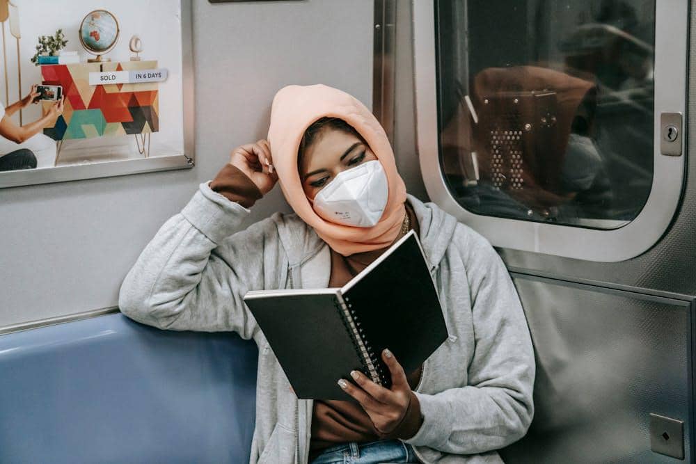 ilustrasi membaca buku di transportasi umum