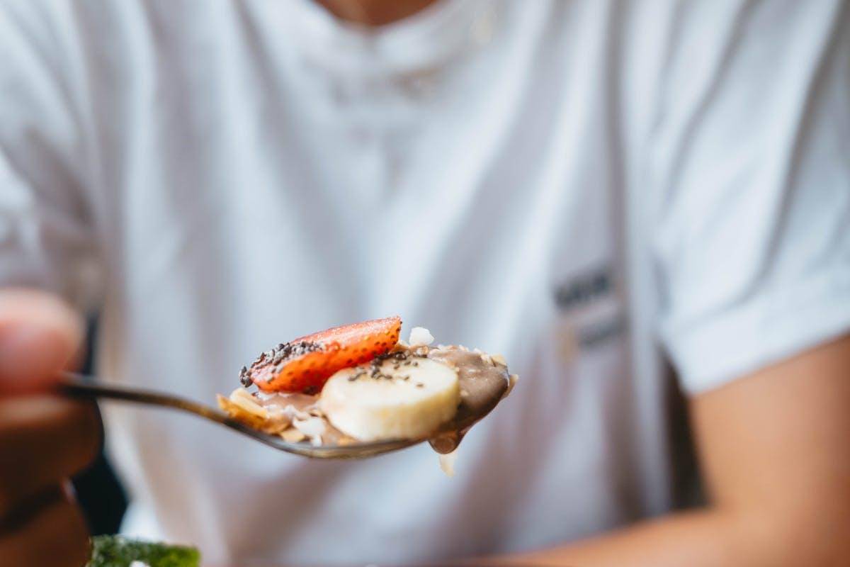 ilustrasi memakan pisang