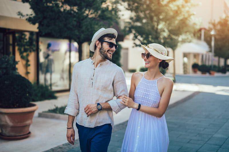 ilustrasi pasangan sedang tertawa