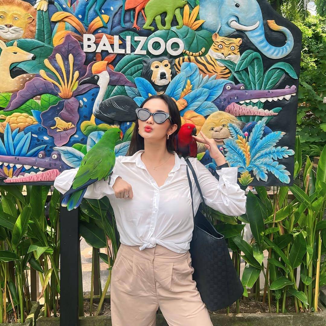 Faby Marcelia ajak anak ke Bali Zoo