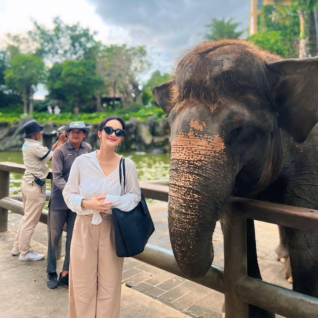 Faby Marcelia ajak anak ke Bali Zoo