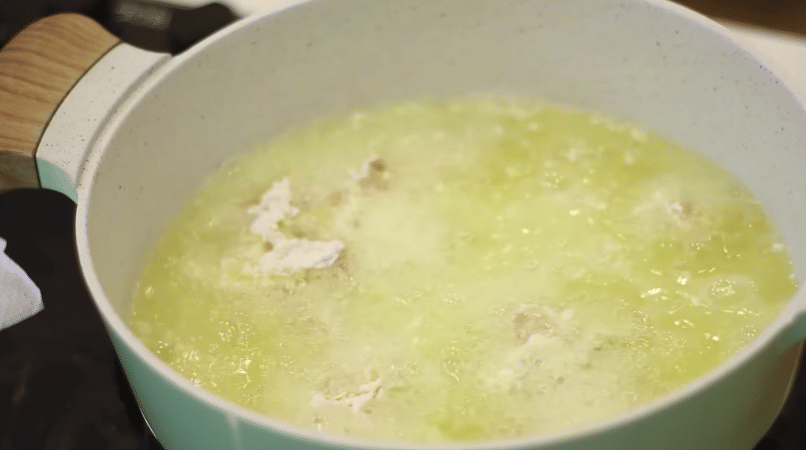 ilustrasi menggoreng ayam