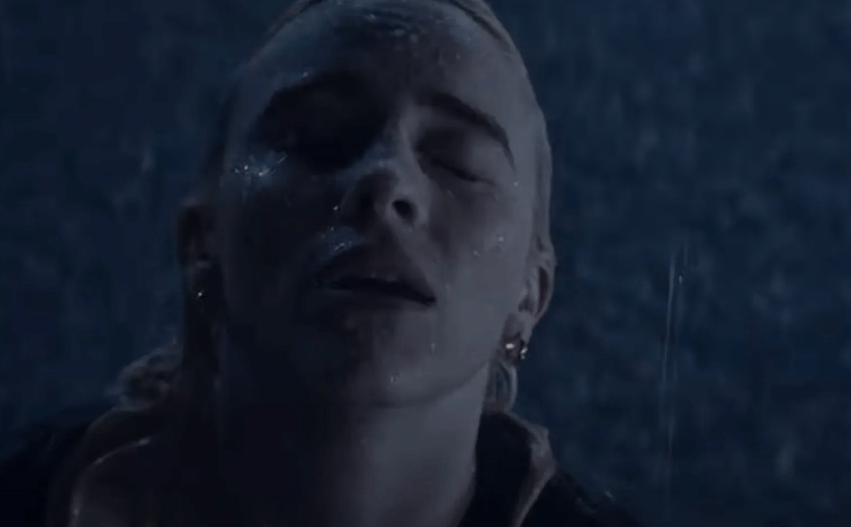 Billie Eilish dalam musik video "Happier Than Ever"