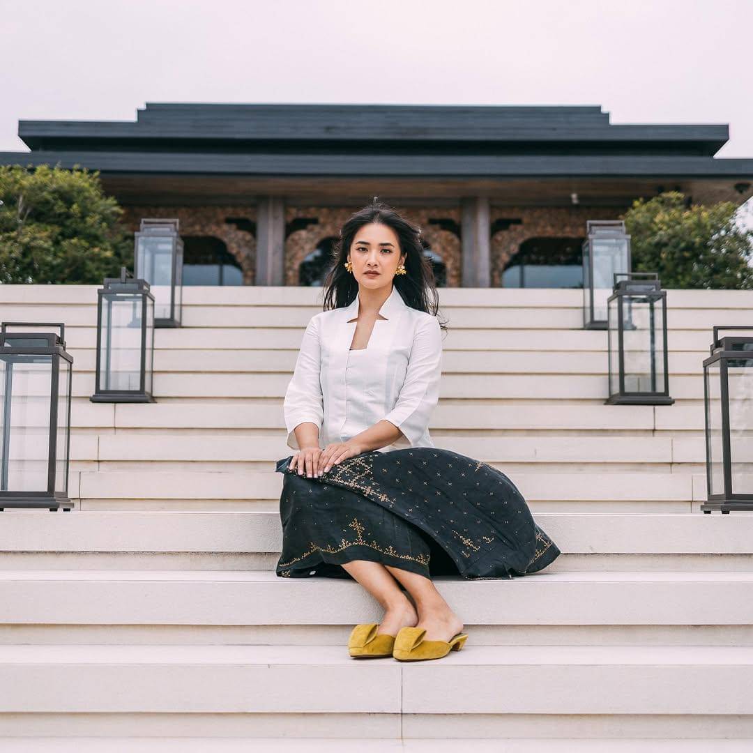 inspirasi mix and match rok ala Nadya Arina