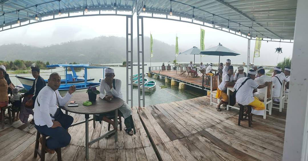 Pondok Mujair Songan yang ada di tepi danau (instagram.com/pondokmujairsongan)