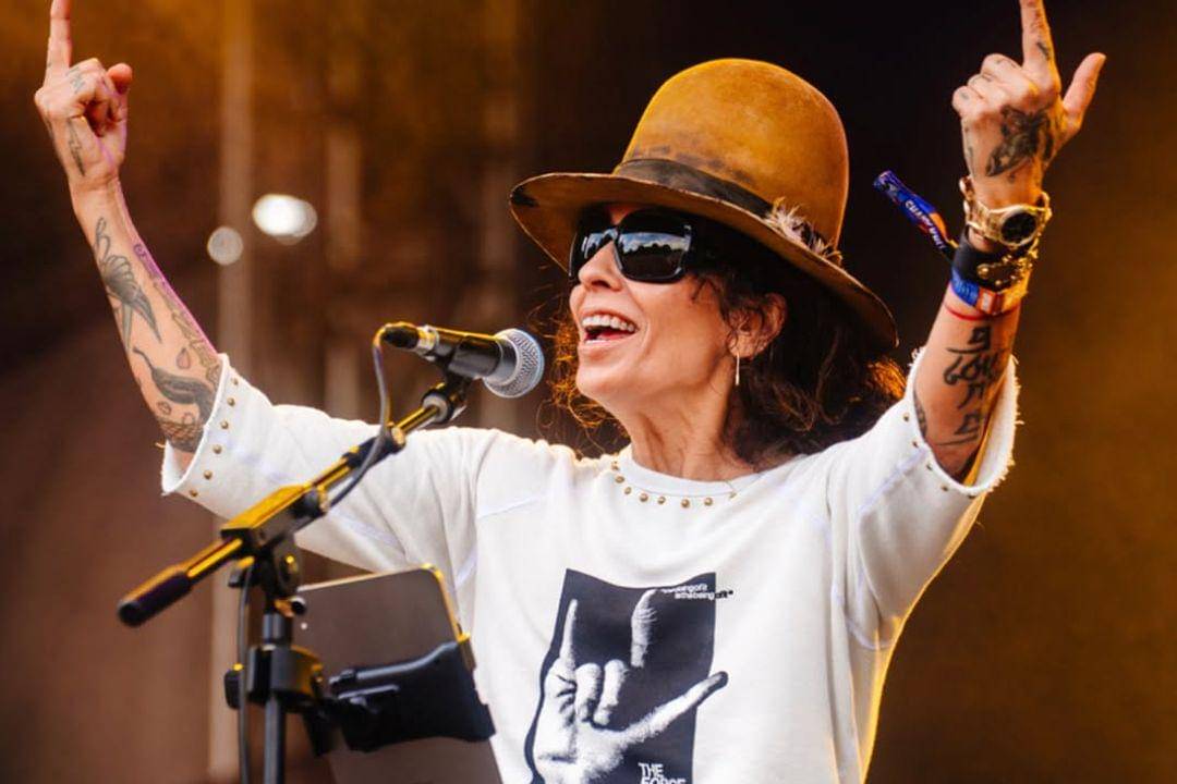 Linda Perry di panggung konser 4 Non Blondes