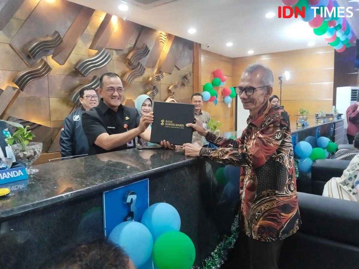 Komisaris Utama BSB Edward Candra saat melayani nasabah (IDN Times/Feny Maulia Agustin)