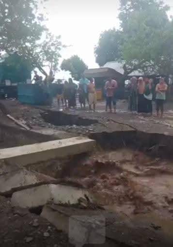 Akses jalan putus akibat jembatan darurat yang rusak diterjang banjir.