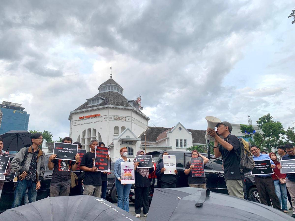 Jurnalis Kota Medan saat berorasi beri dukungan pada Tempo (IDN Times/Doni Hermawan)