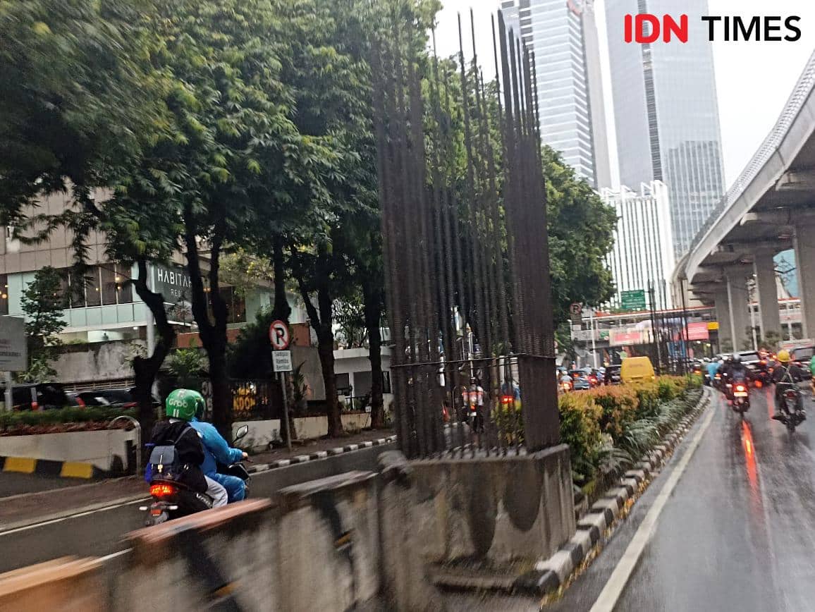 Monorel terbengkalai di Jalan Rasuna Said. (IDN Times/Dini Suciatiningrum)