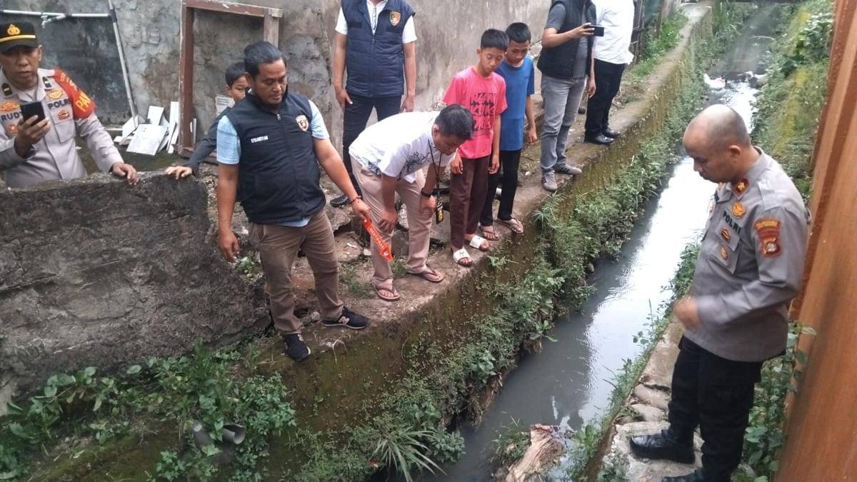 Penemuan mayat siswa SMP N 26 Palembang di parit belakang sekolah (Dok Rahmad untuk IDN Times)