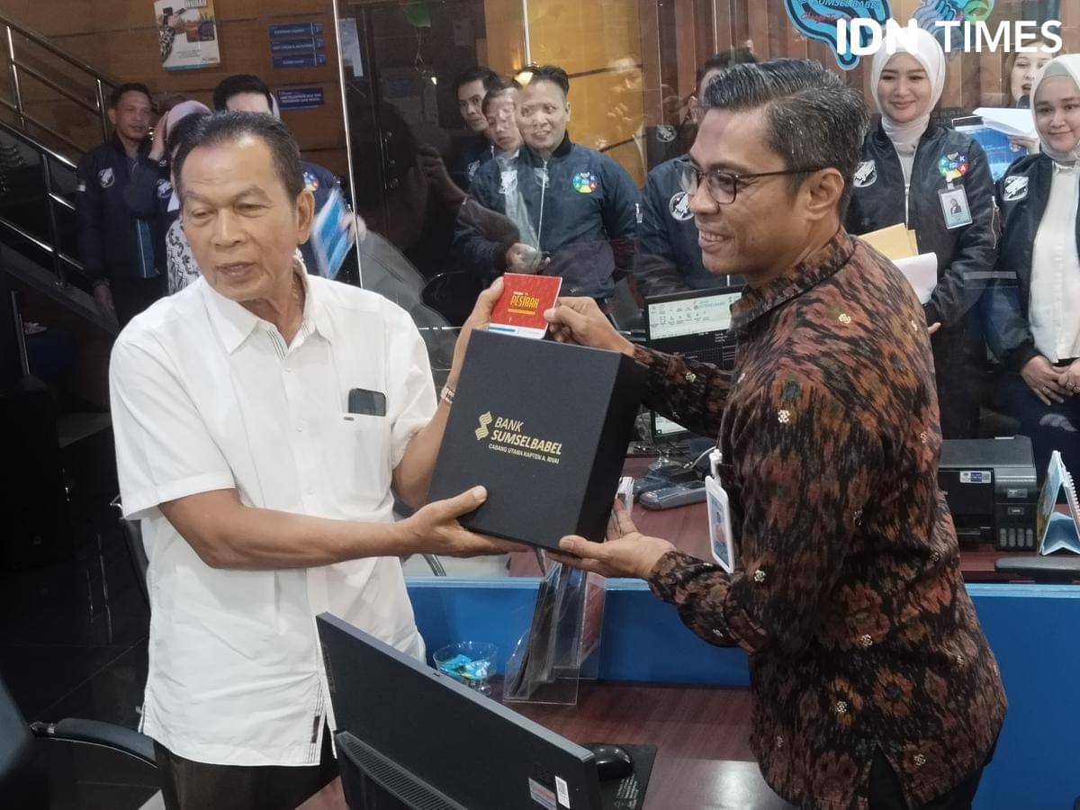 Dir. Operasional PPS. Direktur Utama Bank Sumsel Babel (BSB) Festero M. Papeko saat melayani nasabah.