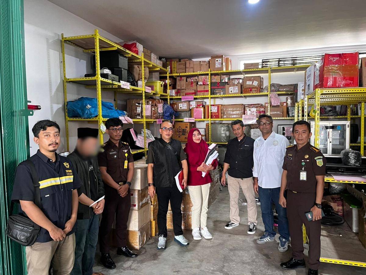 Tersangka kirim ratusan ribu batang rokok lewat jasa ekspedisi. (IDN Times/istimewa).
