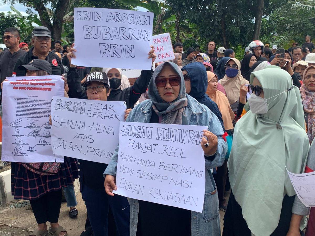 Warga Muncul, Tangsel gelar aksin penolakan penutupan Jalan Serpong-Parung oleh BRIN.